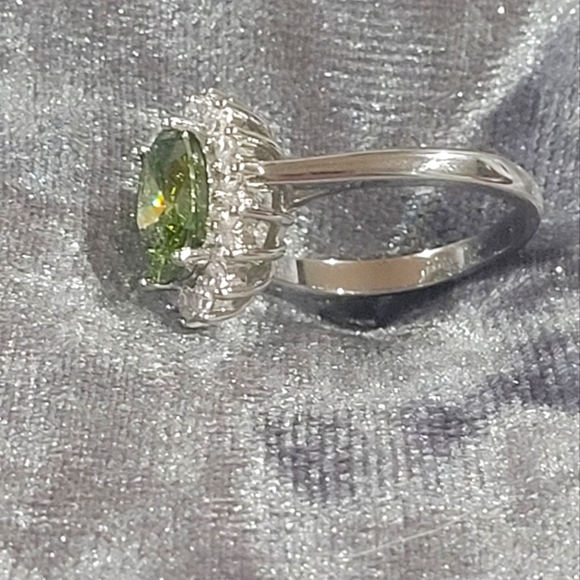 925S Genuine Peridot Flower Ring - Picture 8 of 13